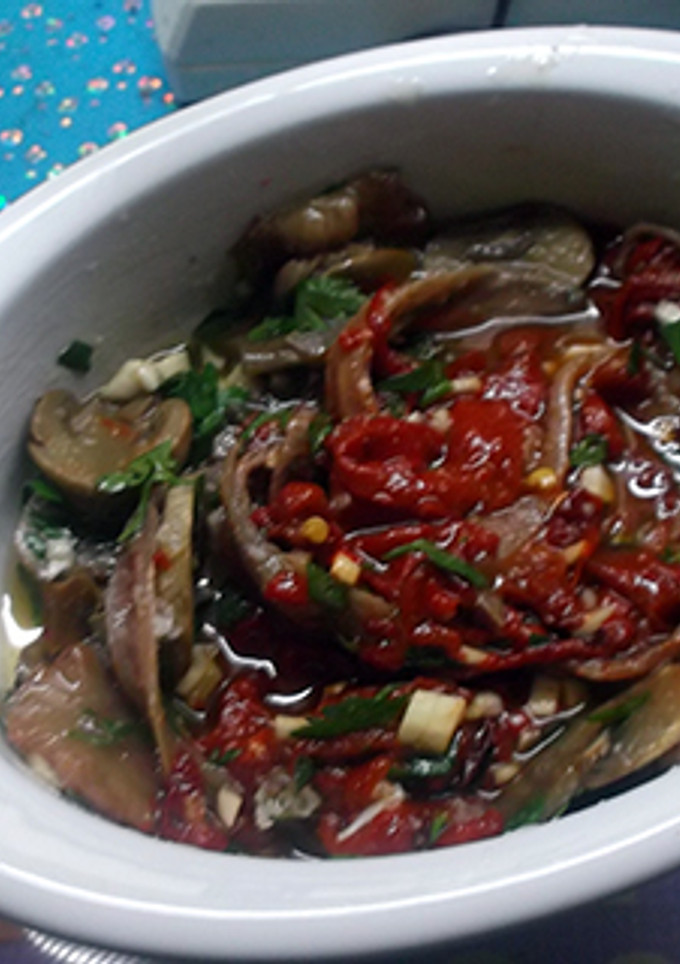 Una foto de Ensalada de anchoas, champiñones y pimientos asados