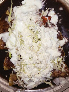 Una foto de Enfrijoladas rellenas de chorizo