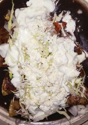 Una foto de Enfrijoladas rellenas de chorizo