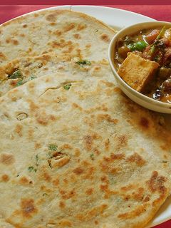 பன்னீர் ஸ்டவ்ட் மசாலா பரோட்டா (Paneer stuffed masala parotta recipe in tamil) செய்முறை முக்கிய புகைப்படம்