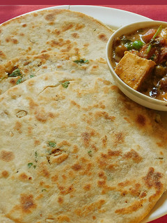 பன்னீர் ஸ்டவ்ட் மசாலா பரோட்டா (Paneer stuffed masala parotta recipe in tamil) செய்முறை முக்கிய புகைப்படம்