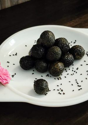 A picture of Til Gud ke ladoo.