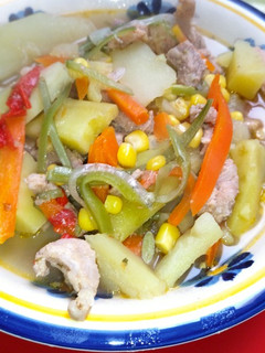 Una foto de Estofado de cerdo y verduras 🍲