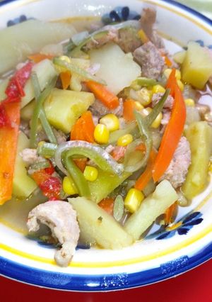 Una foto de Estofado de cerdo y verduras 🍲