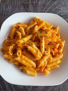 Una foto de Macarrones con salsa de tomate y queso