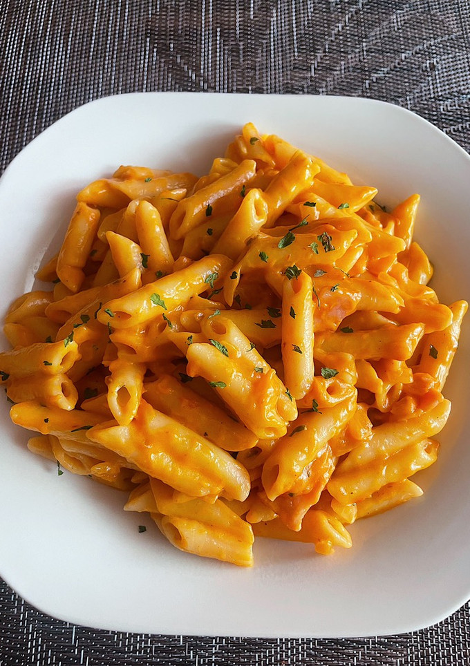 Una foto de Macarrones con salsa de tomate y queso