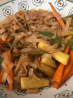 Una foto de Wok agridulce de verduras y noodles de arroz