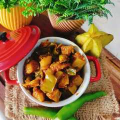 कमरख हरी मिर्च की खट्टी मीठी सब्जी(star fruit green chilli dry sabji recipe in Hindi)-レシピのメイン写真