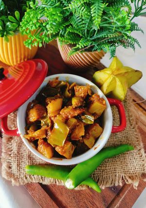 कमरख हरी मिर्च की खट्टी मीठी सब्जी(star fruit green chilli dry sabji recipe in Hindi) रेसिपी मुख्य फोटो