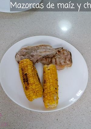 Una foto de Mazorcas de maíz con chuletas "barbacoa"