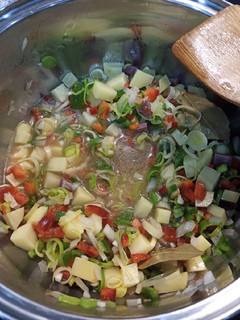 Una foto de Guisado de verduras con jamón 🍲