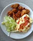 Nuggets de pollo con puré de papá y ensalada