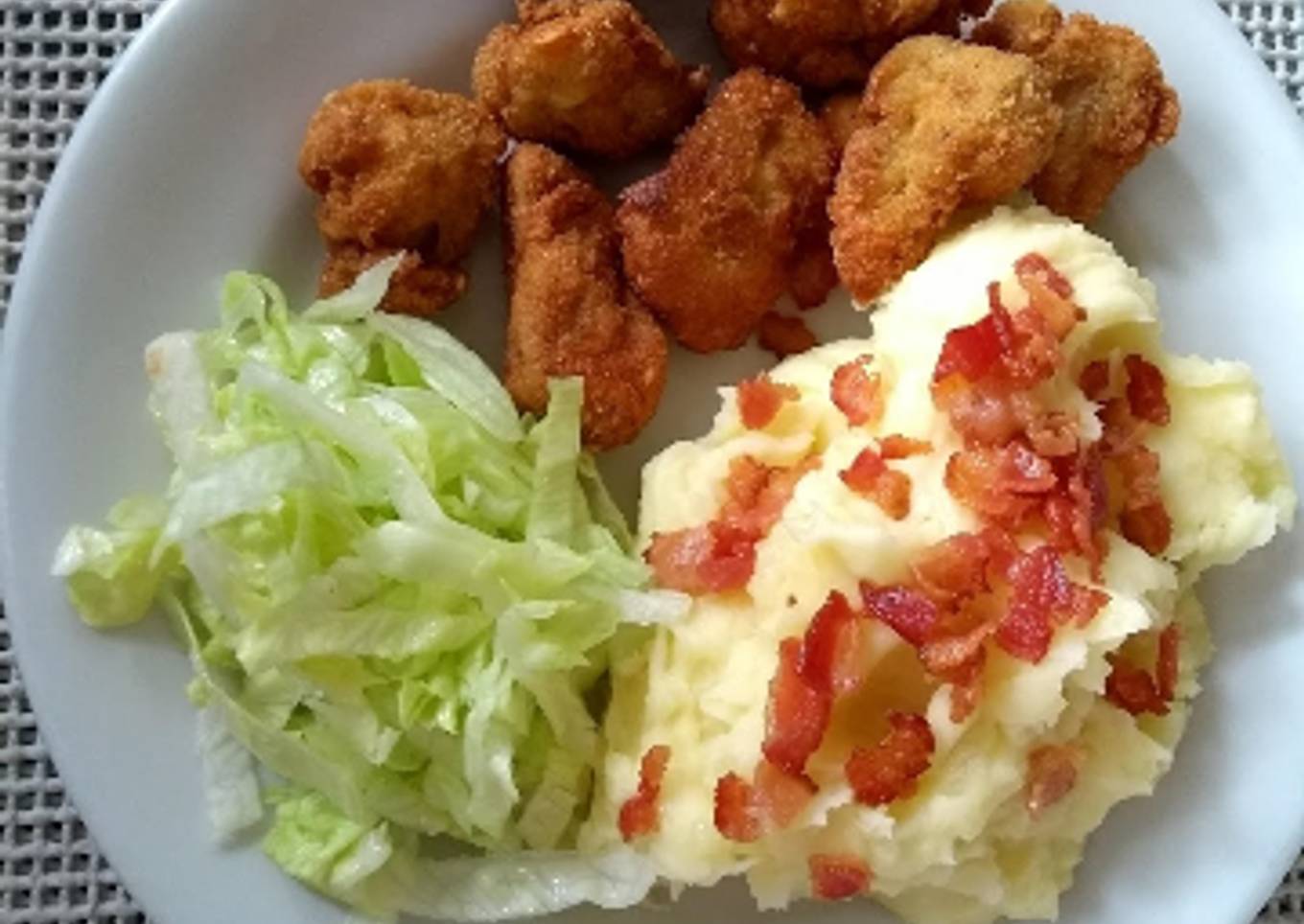 Nuggets de pollo con puré de papá y ensalada
