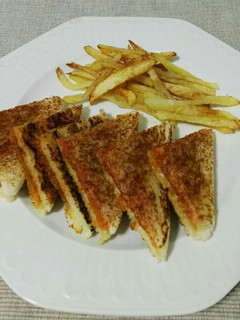 Una foto de Sándwich de sobrasada con miel y queso Havarti