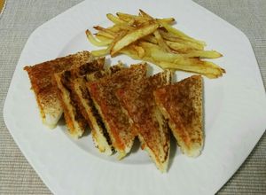 Una foto de Sándwich de sobrasada con miel y queso Havarti