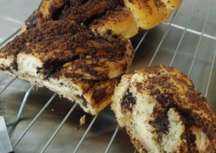 Langkah Mudah untuk Membuat Choco Babka Bread with Crumb, Menggugah Selera