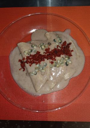 Una foto de Enfrijoladas de queso de cabra con elote y chorizo vegetariano