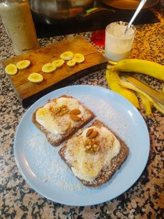 Una foto de Torrijas con yogurt y plátano