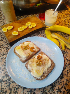 Una foto de Torrijas con yogurt y plátano
