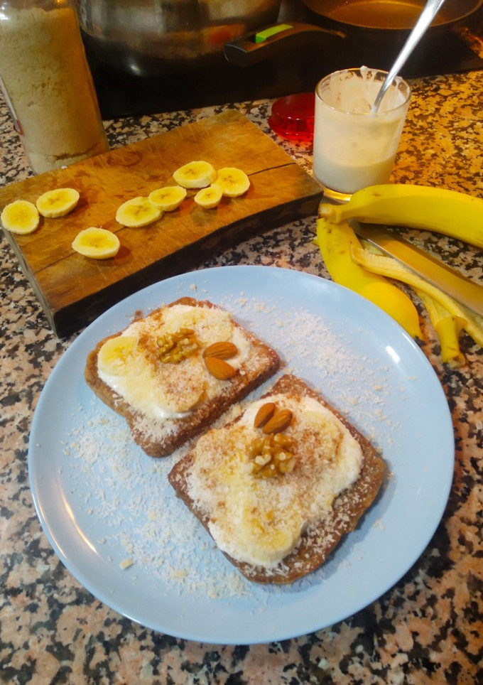 Una foto de Torrijas con yogurt y plátano