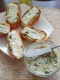 Pan con mantequilla de ajo rostizado