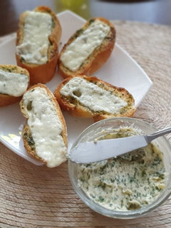 Una foto de Pan con mantequilla de ajo rostizado