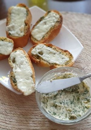Una foto de Pan con mantequilla de ajo rostizado