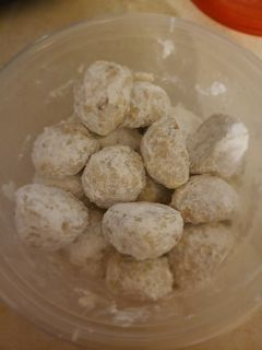 A picture of Snowball cookies.