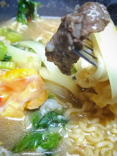 Una foto de Ramen de Carne Salteada & Lechuga