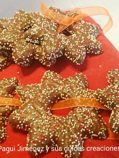 Una foto de Galletas estrella bañadas en chocolate con leche
