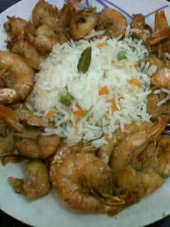 Una foto de Camarones al vino con arroz blanco