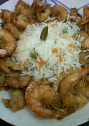 Una foto de Camarones al vino con arroz blanco