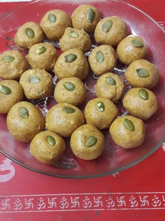 बेसन के लड्डू (besan ke ladoo recipe in hindi) रेसिपी मुख्य फोटो
