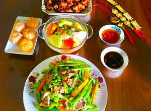 Hình của món Mâm cơm ngày Tết: đậu que xào, canh giò heo hầm rau củ, sườn rim mắm sả.