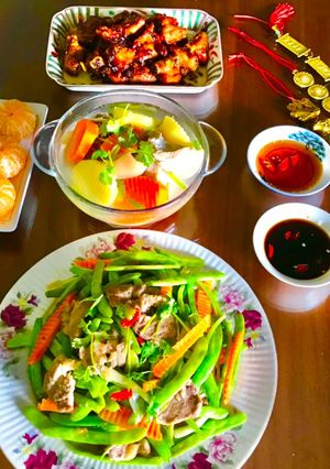 Hình của món Mâm cơm ngày Tết: đậu que xào, canh giò heo hầm rau củ, sườn rim mắm sả.