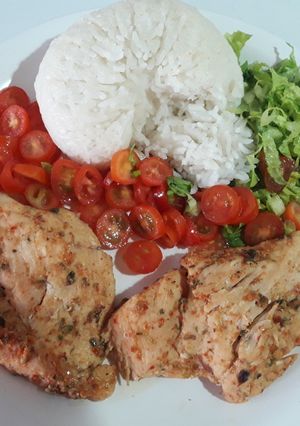 Una foto de Bife de pollo con aceite de coco y ensaladita 🥰
