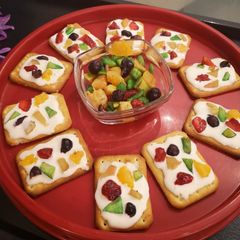 A picture of Fruitizza 🍑🍊🍓🍒🍍🍎🥝🥭🍇🍈🍐.