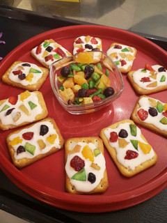 A picture of Fruitizza 🍑🍊🍓🍒🍍🍎🥝🥭🍇🍈🍐.