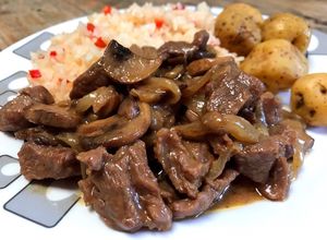 Una foto de Strogonoff de carne