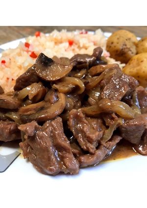 Una foto de Strogonoff de carne
