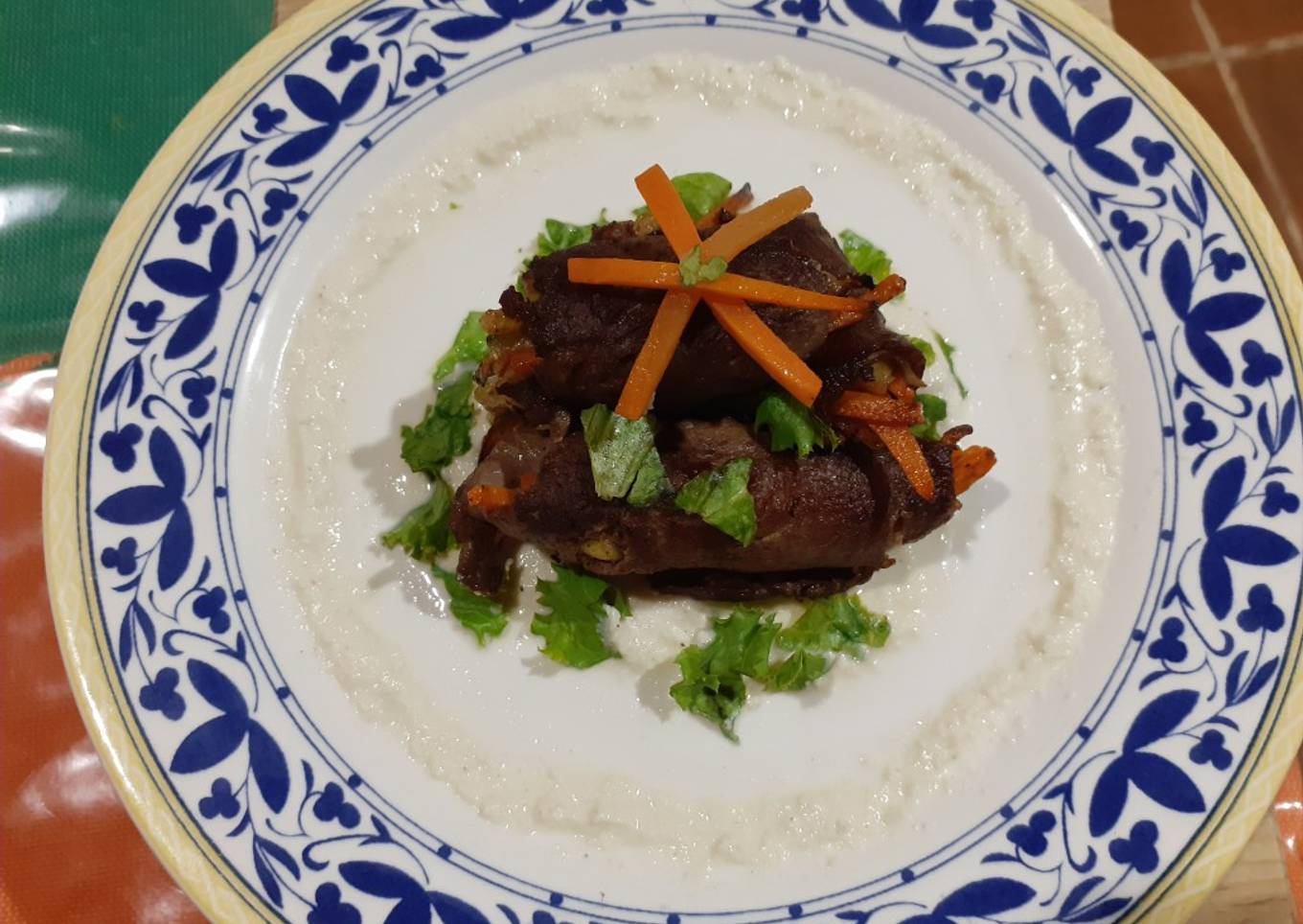 Rollitos de carne con verduras acompañado de un puré de elote