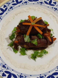 Una foto de Rollitos de carne con verduras acompañado de un puré de elote