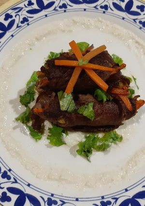 Una foto de Rollitos de carne con verduras acompañado de un puré de elote