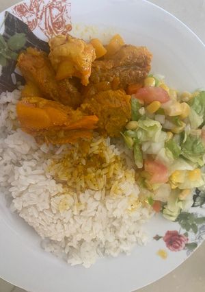 A picture of Beef in Sauce, White Rice, and Green Salad.