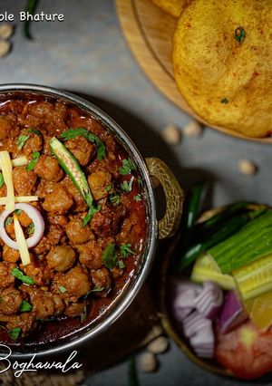 અમૃતસરી પિંડી છોલે ભટુરે(Amritsari pindi chhole bhature recipe in Gujarati) રેસીપી મુખ્ય ફોટો
