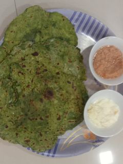 पालक पराठा (palak paratha recipe in marathi) रेसिपी चे मुख्य फोटो