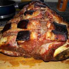 Una foto de Paleta de cerdo con hueso al horno con salsa de ananá