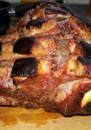 Una foto de Paleta de cerdo con hueso al horno con salsa de ananá