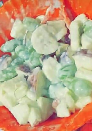 A picture of Fruit mayonese salad.