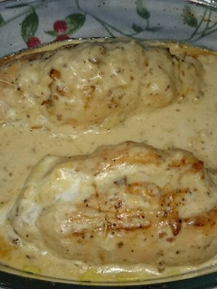 Una foto de Pechugas de pollo rellenas de crema de queso y dátiles